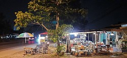 ด้านหน้าเป็นร้านอาหาร อร่อยด้วย